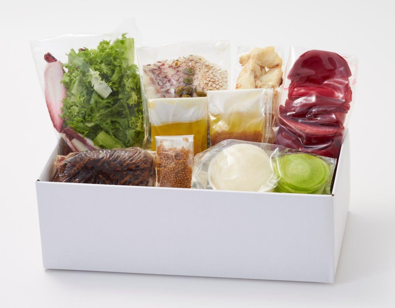 『合鴨と真鯛のお祝いサラダ』は、サラダの入った箱にお皿を添え、紙袋に入れた形で販売される
