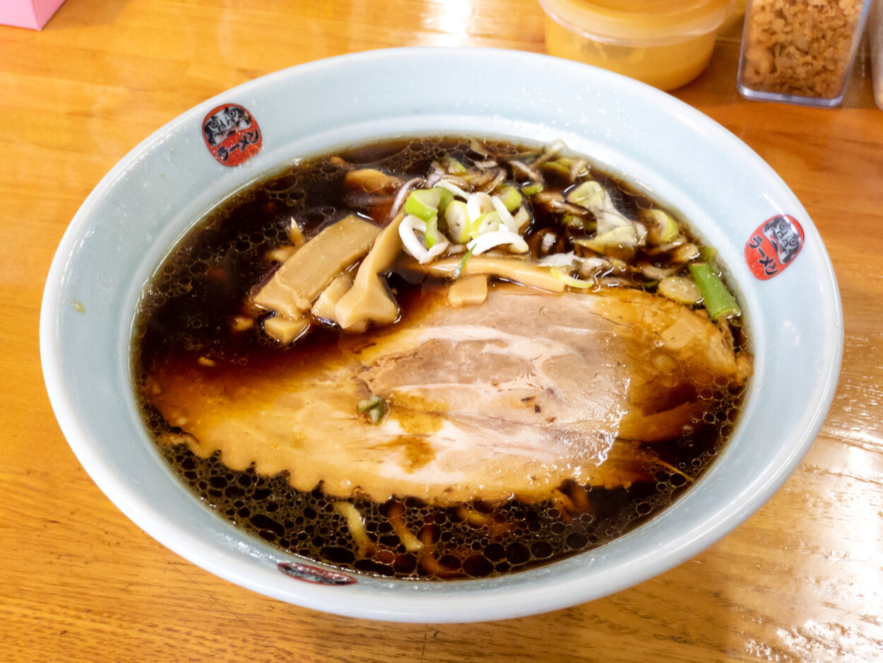 漆黒のスープで味わう「ヤング」こと富山ブラック
