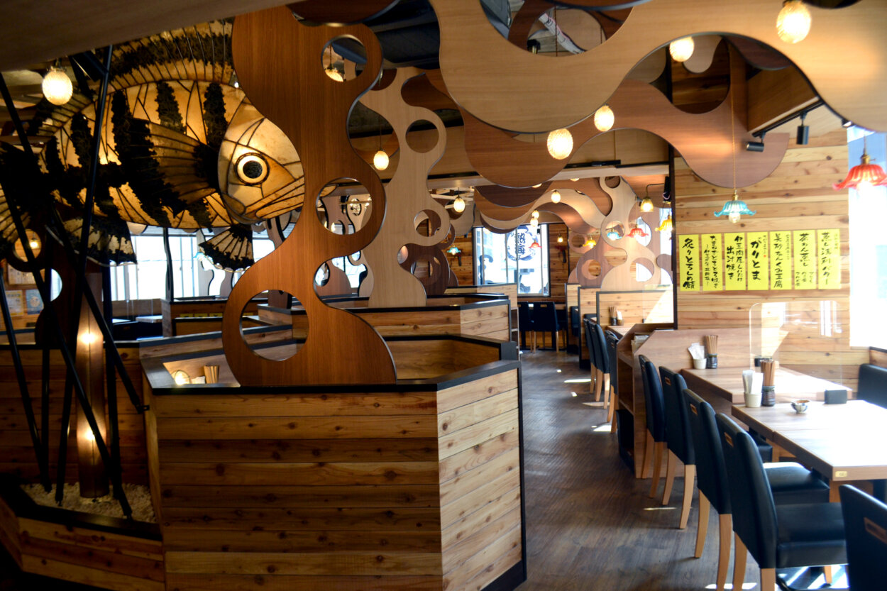 『熱海銀座おさかな・大食堂』。夜の港をイメージしたという広々とした店内で、80種類以上のさまざまな料理が楽しめる
