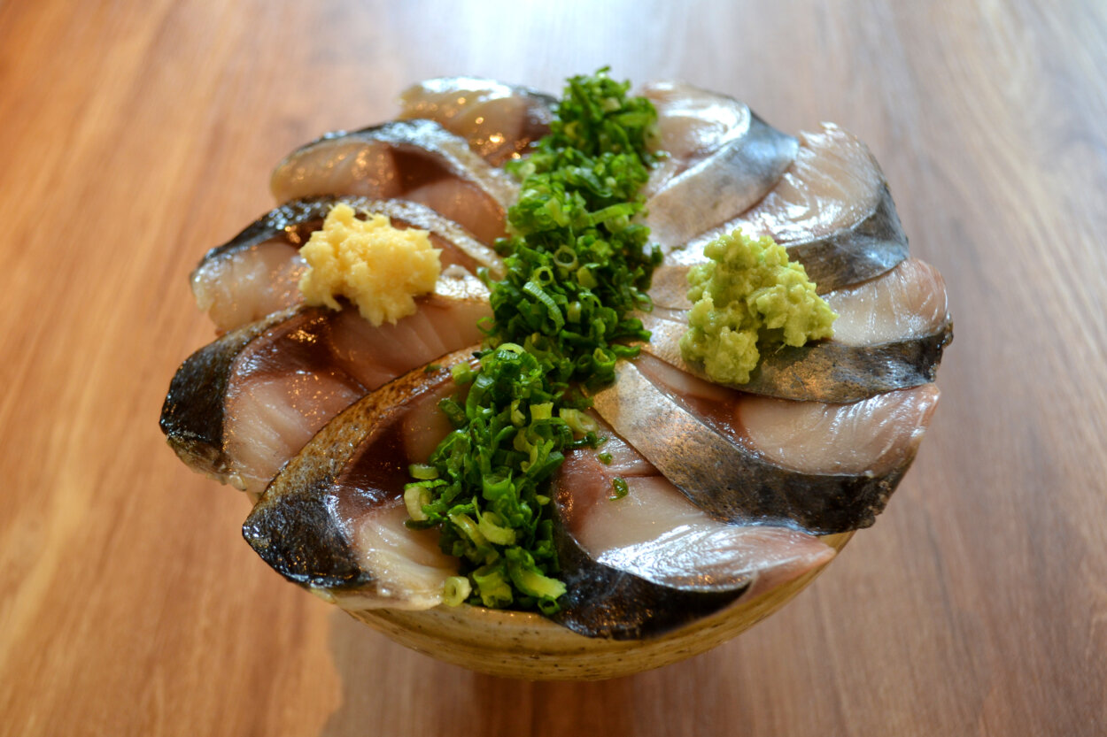 「とろさば丼」。ごはんは静岡県産「ヒノヒカリ」を使用。とろさば丼はじめサバメニューは網代の天然サバ、もしくは国産のサバを使用して提供