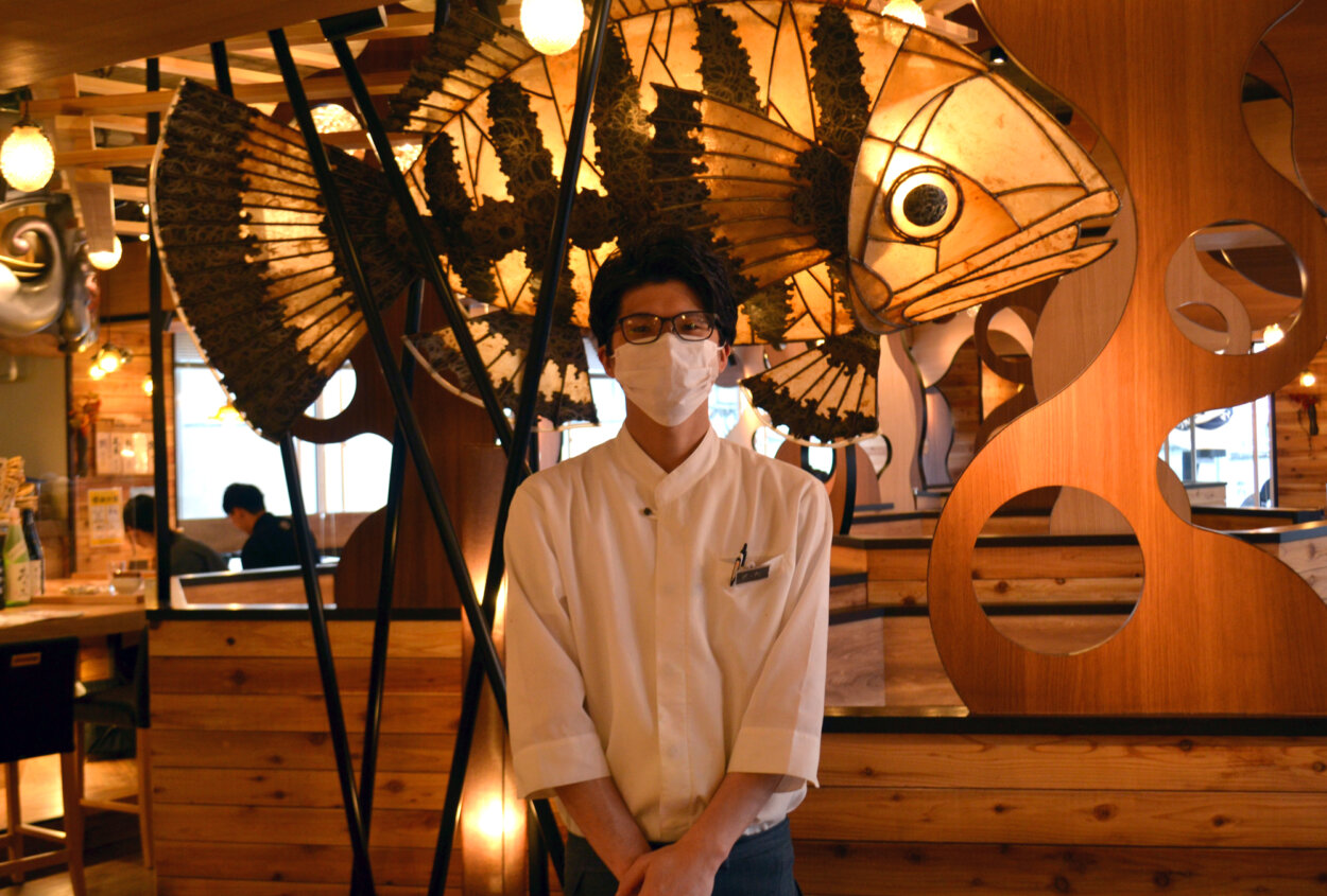 『熱海銀座・おさかな大食堂』店長の圷（あくつ） 誠太郎さん。「熱海の地魚のおいしさを多くの方に知っていただきたい」と意欲を燃やす
