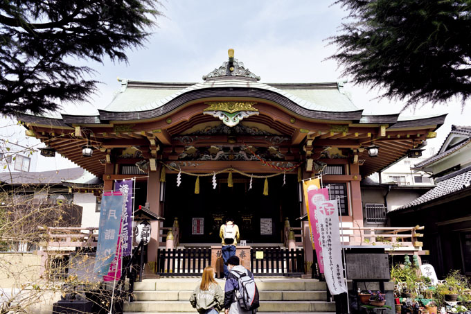 招き猫発祥の地と言われ、縁結びでも有名な今戸神社。沖田総司終焉の地でもある