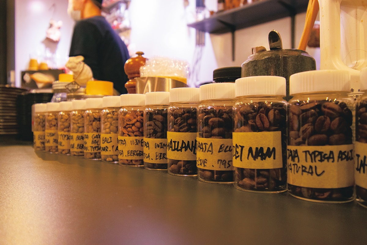 『BAKU　Coffee　Roasters』<br />
中国、タイ、台湾、ミャンマーなどアジアの豆がメイン。<br />
焙煎には約30年前の機械を手入れしながら使っている