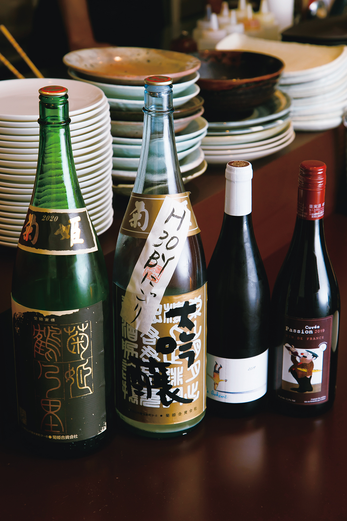 『菊姫&ナチュラルワイン　萬屋磯次郎』<br />
季節酒など菊姫は常時約15種。造り手の顔が見える直輸入ワインも。コロナ禍前はオーナーが現地まで行って買い付けていた