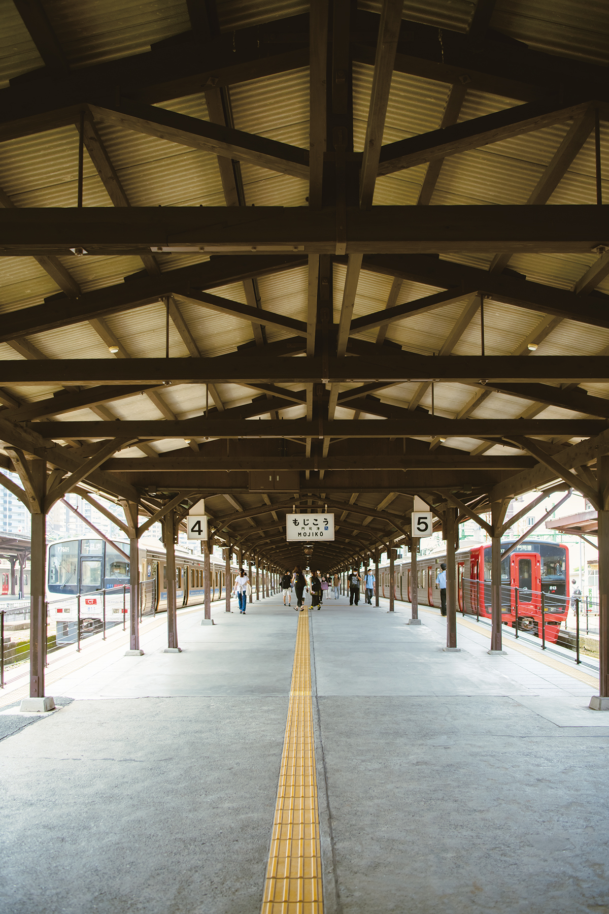 鹿児島本線の始発・門司港駅のホーム。ここから福岡・佐賀・熊本に路線が延びている。まさに西九州の鉄道の旅を始めるのにふさわしい場所だ