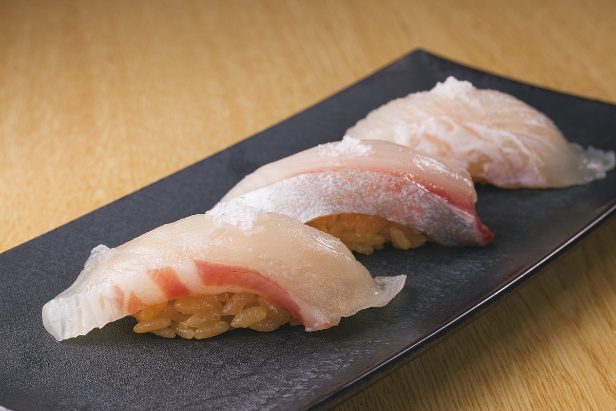 『九州寿司　寿司虎　Aburi　Sushi　TORA』塩レモンづくし三貫にぎり　660円　左から真鯛、カンパチ、ヒラメ。鮮度のいい食感を生かしながら、粗塩とレモンとシャリのマリアージュでさらに旨みを引き出している