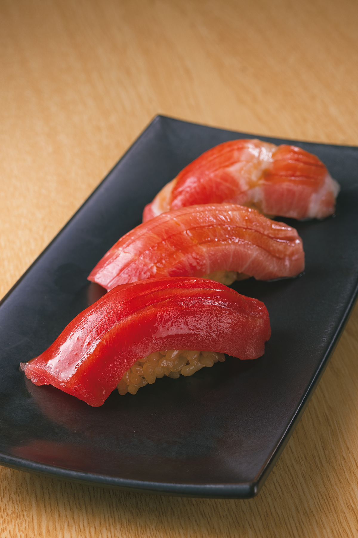 『九州寿司　寿司虎　Aburi　Sushi　TORA』熟成　本まぐろづくし　1056円　魚の旨みを凝縮し氷結することで、緩やかに熟成させた氷結熟成鮨。旨みが引き出されたネタは、赤シャリと合う。その深み、まずは本マグロで堪能すべし