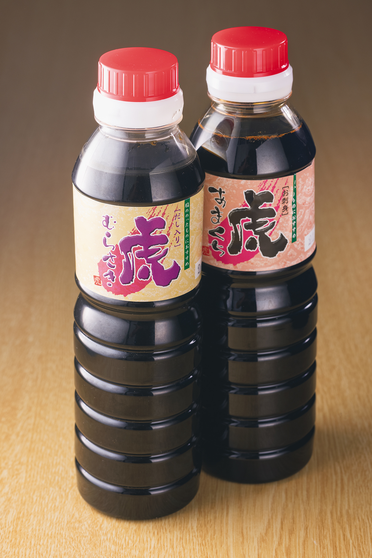 『九州寿司　寿司虎　Aburi　Sushi　TORA』醤油にもこだわる。光物に合う甘めの刺身醤油と脂ののったものに合う虎むらさき