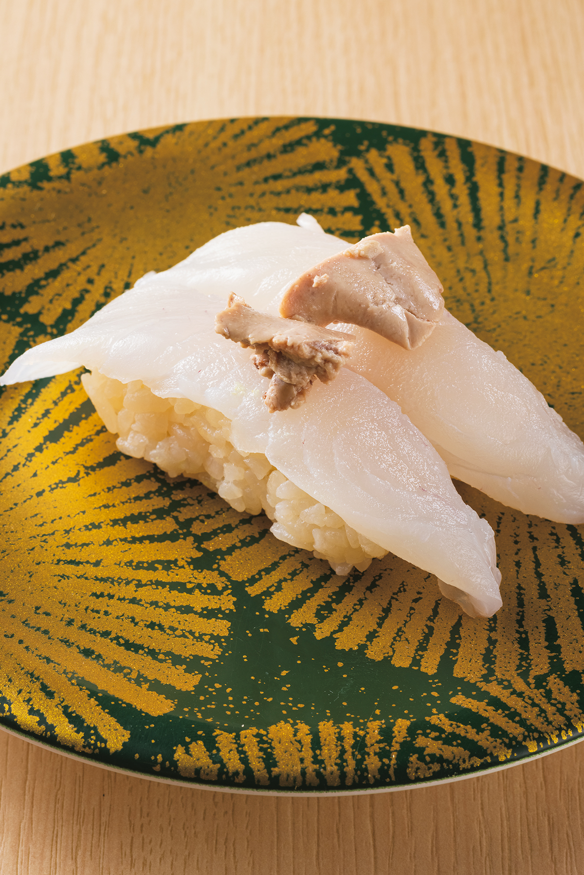 『廻転とやま鮨　銀座』肝付うすばはぎ　450円　こちらも富山県氷見直送。ふっくらした白身と肝を合わせて食べると品よく味わい深い