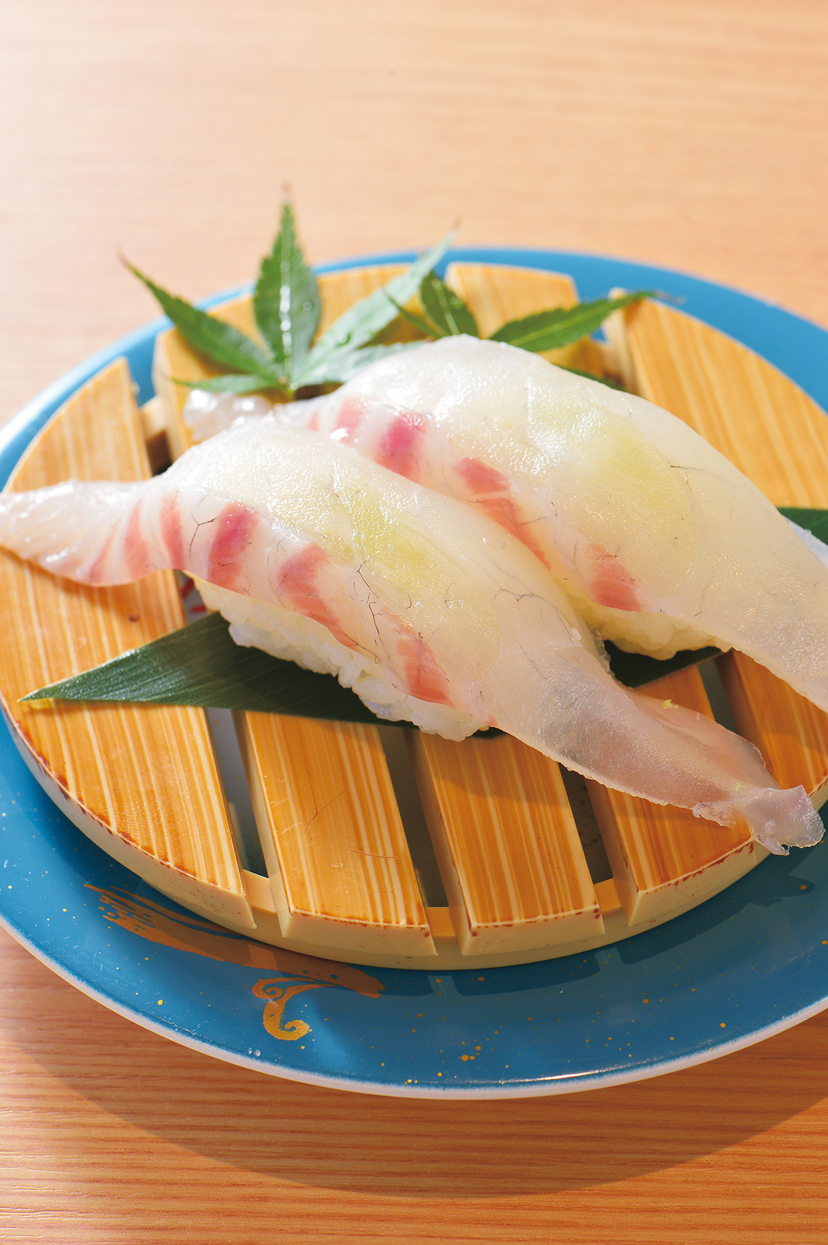 『回転寿司　すし丸潮見店』瀬戸の真ダイ　320円　ピンクの皮目もきれいでしっとりした上等な鯛。品のいい旨さだ