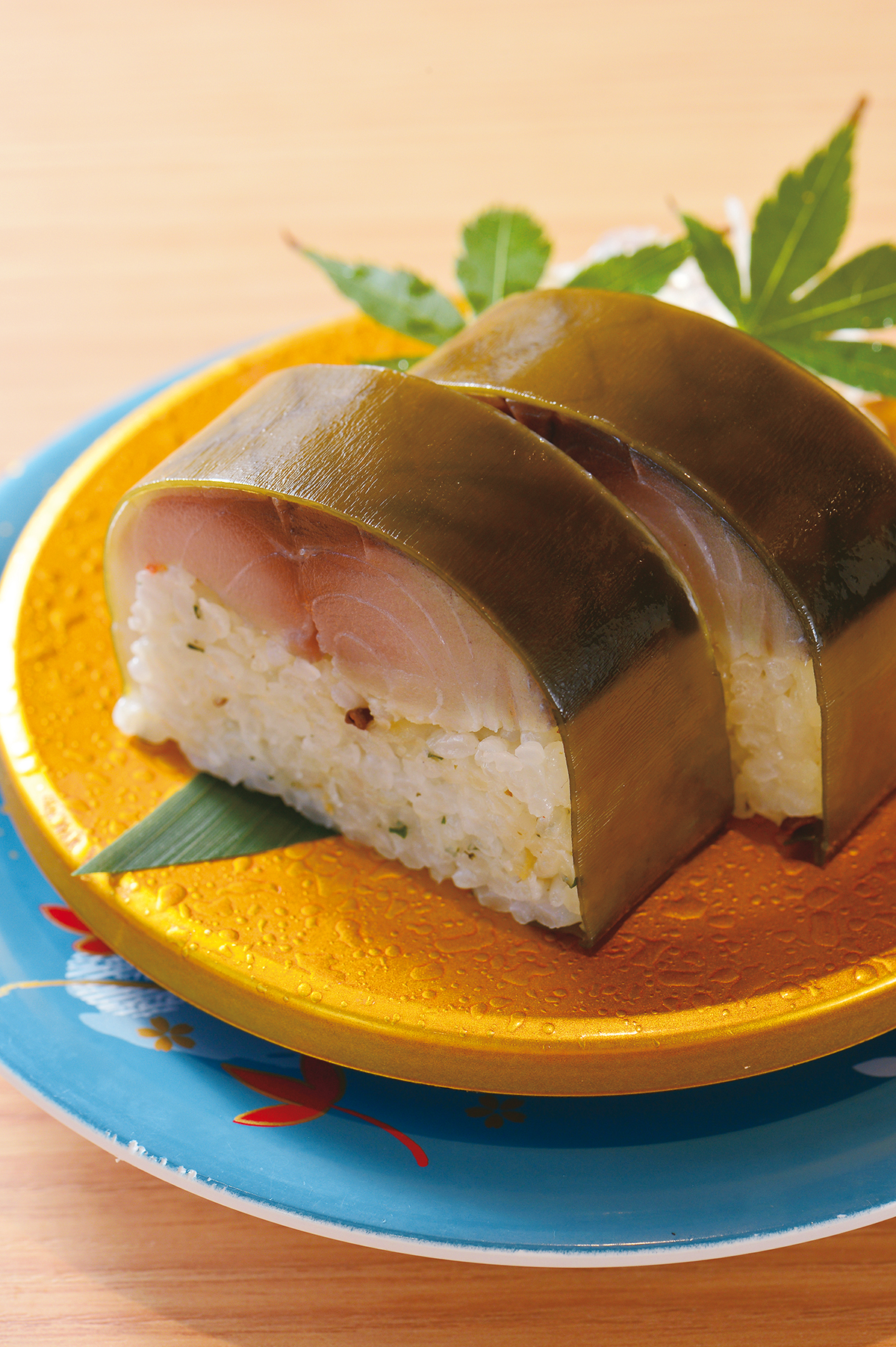 『回転寿司　すし丸潮見店』〆サバの松前寿司　320円　厚みのあるサバの片身を使い、松前昆布で巻かれた押し寿司は食べ応えも十分。サバの〆具合がまたいい感じ！