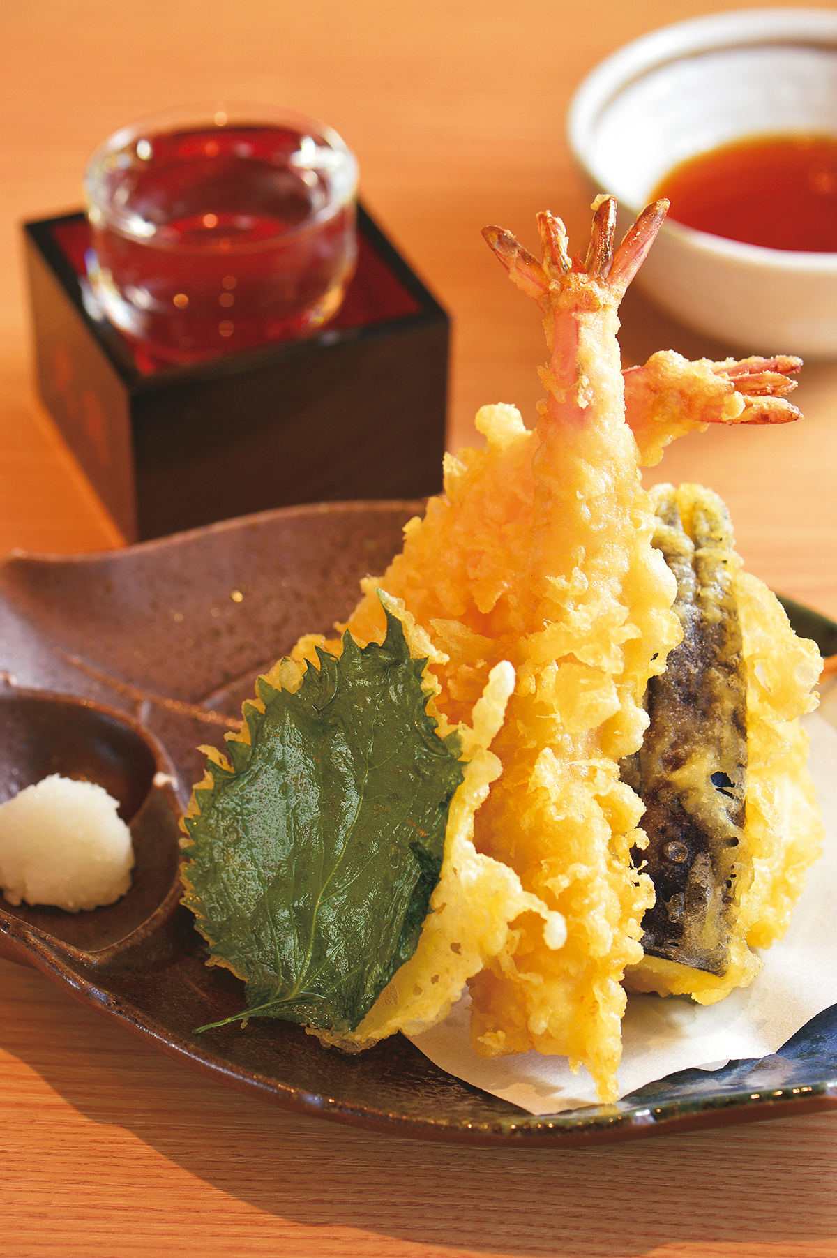 『回転寿司　すし丸潮見店』すし屋の天ぷら盛り合わせ　560円　イキのいいネタを使った寿司屋ならではの天ぷらはサクリと軽く揚っている