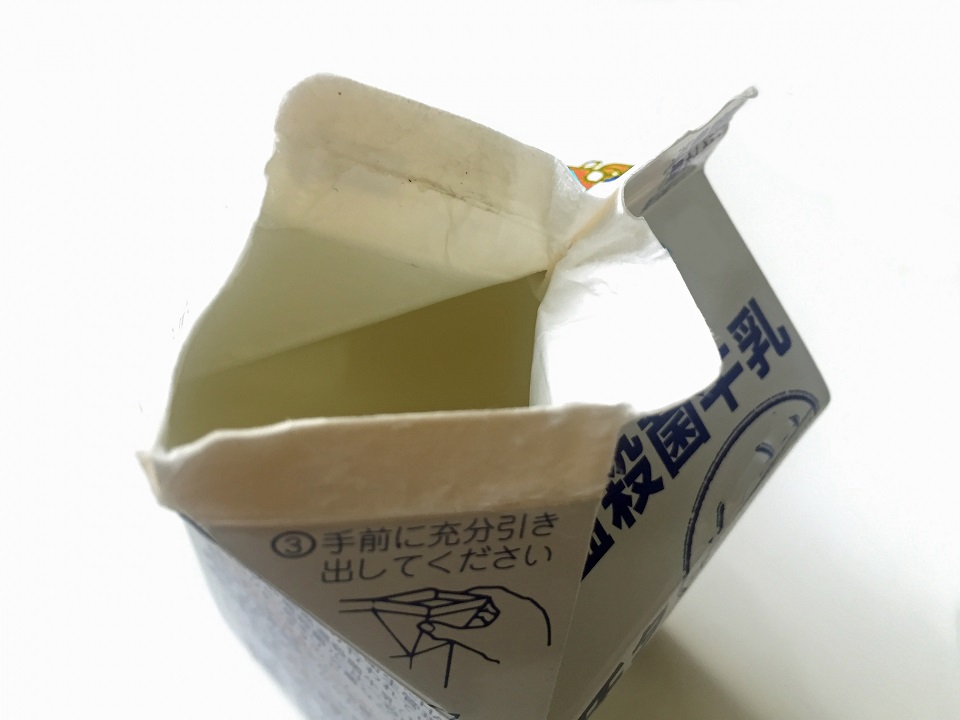 牛乳やヨーグルトは賞味期限ではあるものの、長期保存はNG。たとえ未開封でも、期限切れから最大でも1週間以内には消費しよう。また、開封したらすぐに消費を