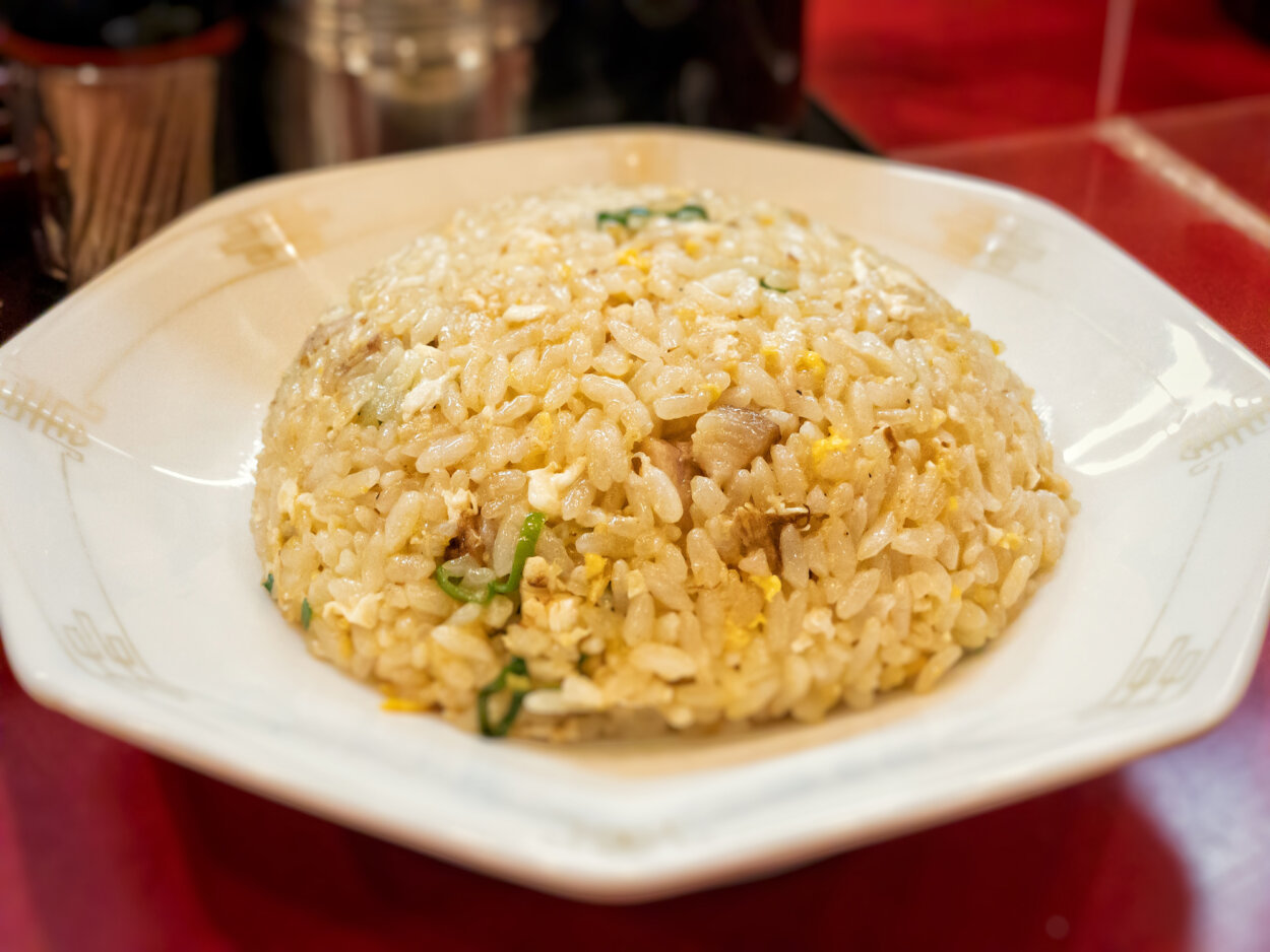 お米のひと粒ひと粒が油でコーティングされている「焼き飯」（500円）