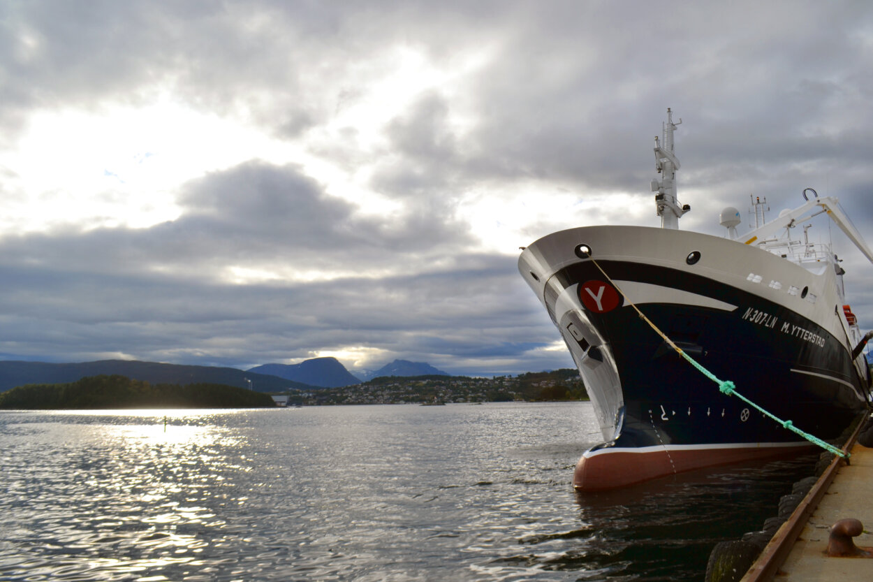 加工場に横付けされたノルウェーの大型サバ漁船。サバの販売はすべて電子オークションシステムで行われる