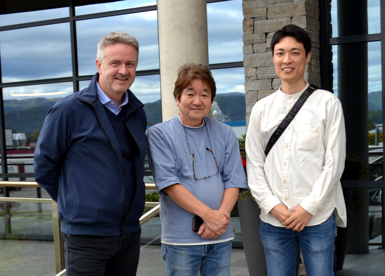 JALUX水産部の坂元玲偉さん（右）。ヨハン・クアルハイムNSC日本・韓国担当ディレクター、同じく日本から駐在している小池産業小池幾世社長と一緒に