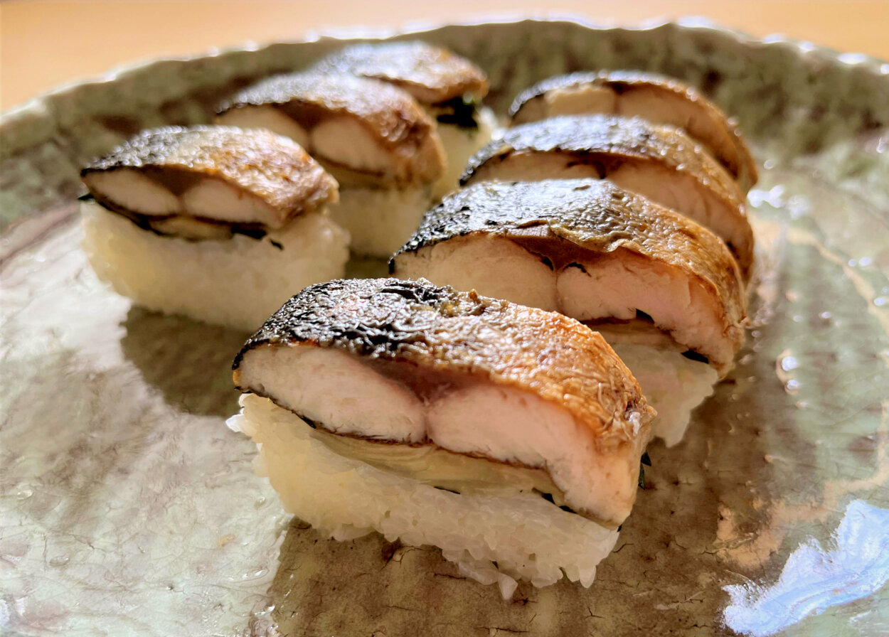 上質な脂の余韻に、うなる味わい。焼き鯖寿司の概念が変わるおいしさ！
