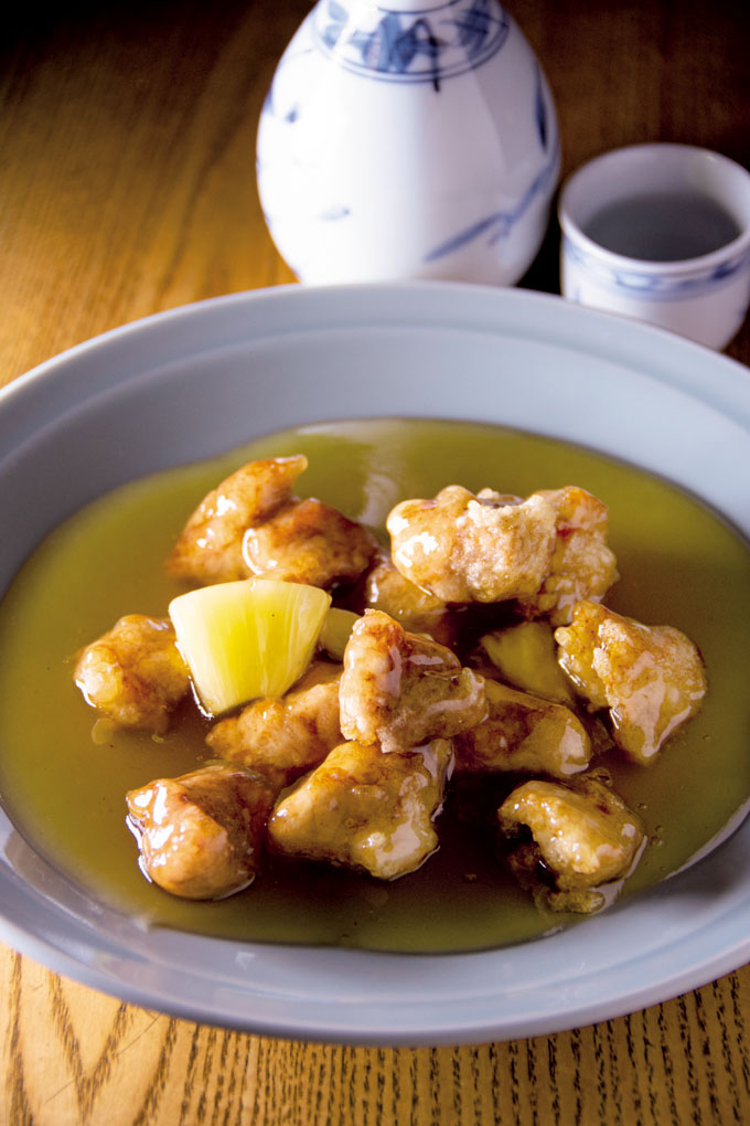 『廣東料理　糸仙』すぶた　825円　酢が持つ旨みが深い味わいを醸し出す。ほのかな甘さのあんかけが後をひく美味しさ