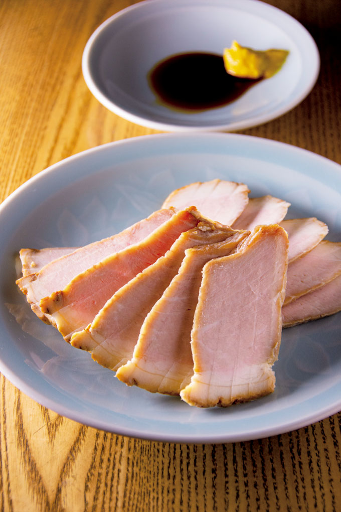 『廣東料理　糸仙』やきぶた　715円　40分ほどかけてじっくり煮あげる焼き豚も上品な味わいだ