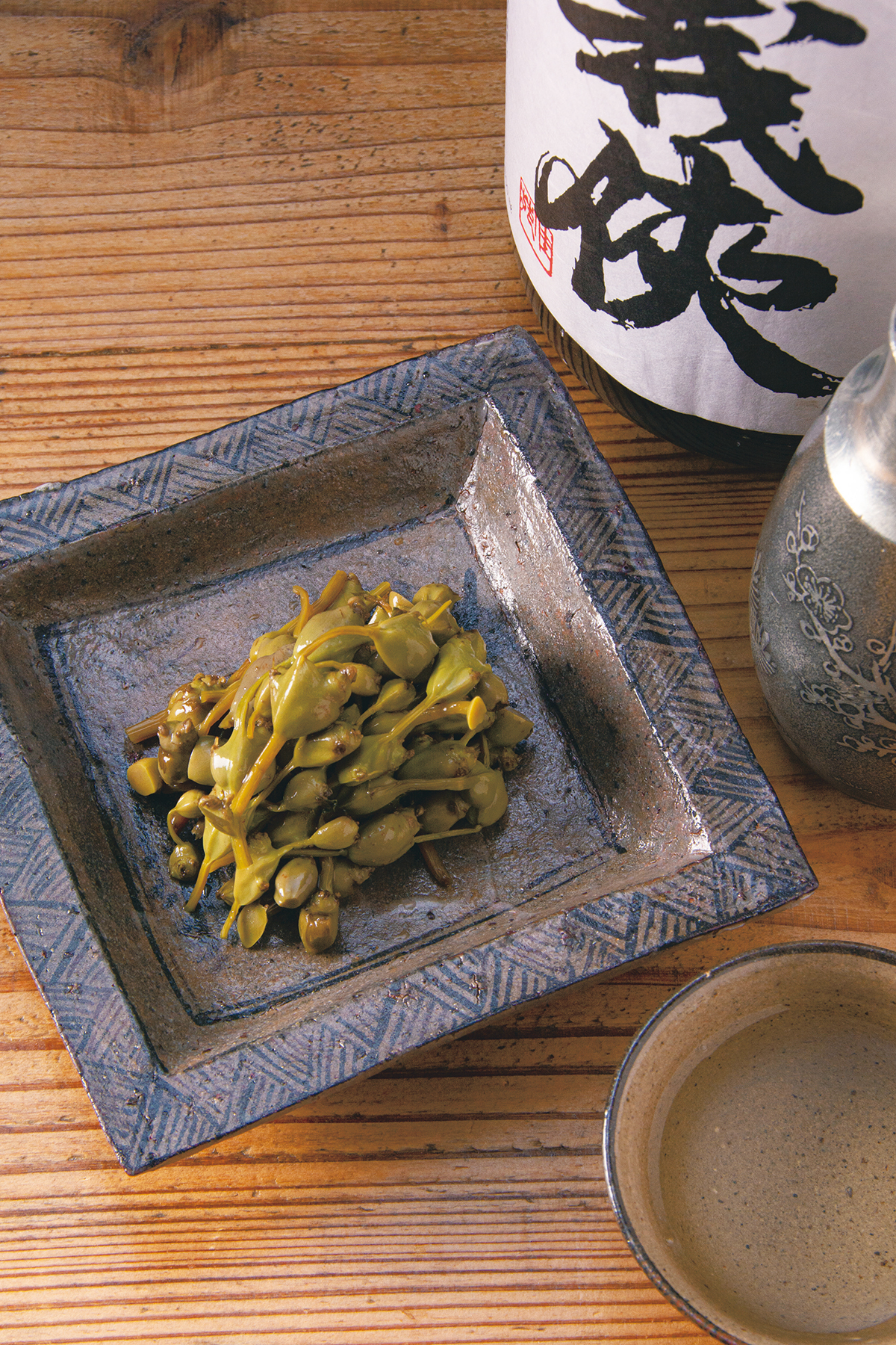 『Ume　bachee（ウメバチ）』みずたま醬油漬け　700円　秋田から届いた大ぶりのみずの実を醤油漬けに。お酒はどれも数年寝かせてまろかな飲み口にしている