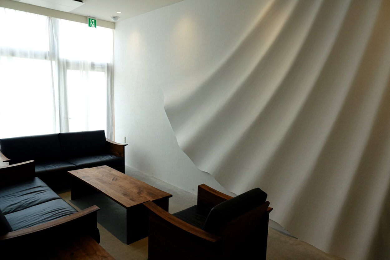 職人による本漆喰の壁や、仙台箪笥製造元の家具を配した個室（～6名）も完備