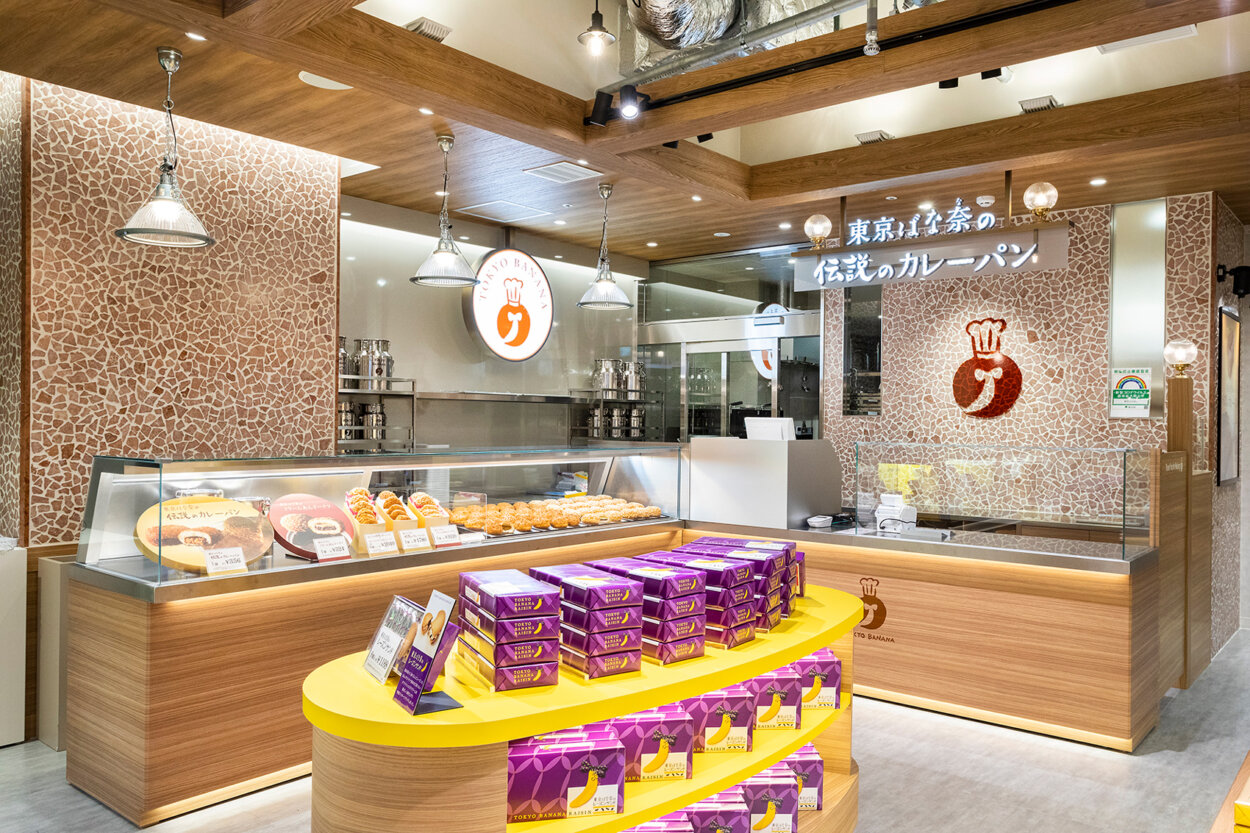 「東京ばな奈の伝説のカレーパン」と「東京ばな奈のクリームあんドーナツ」の販売ゾーン