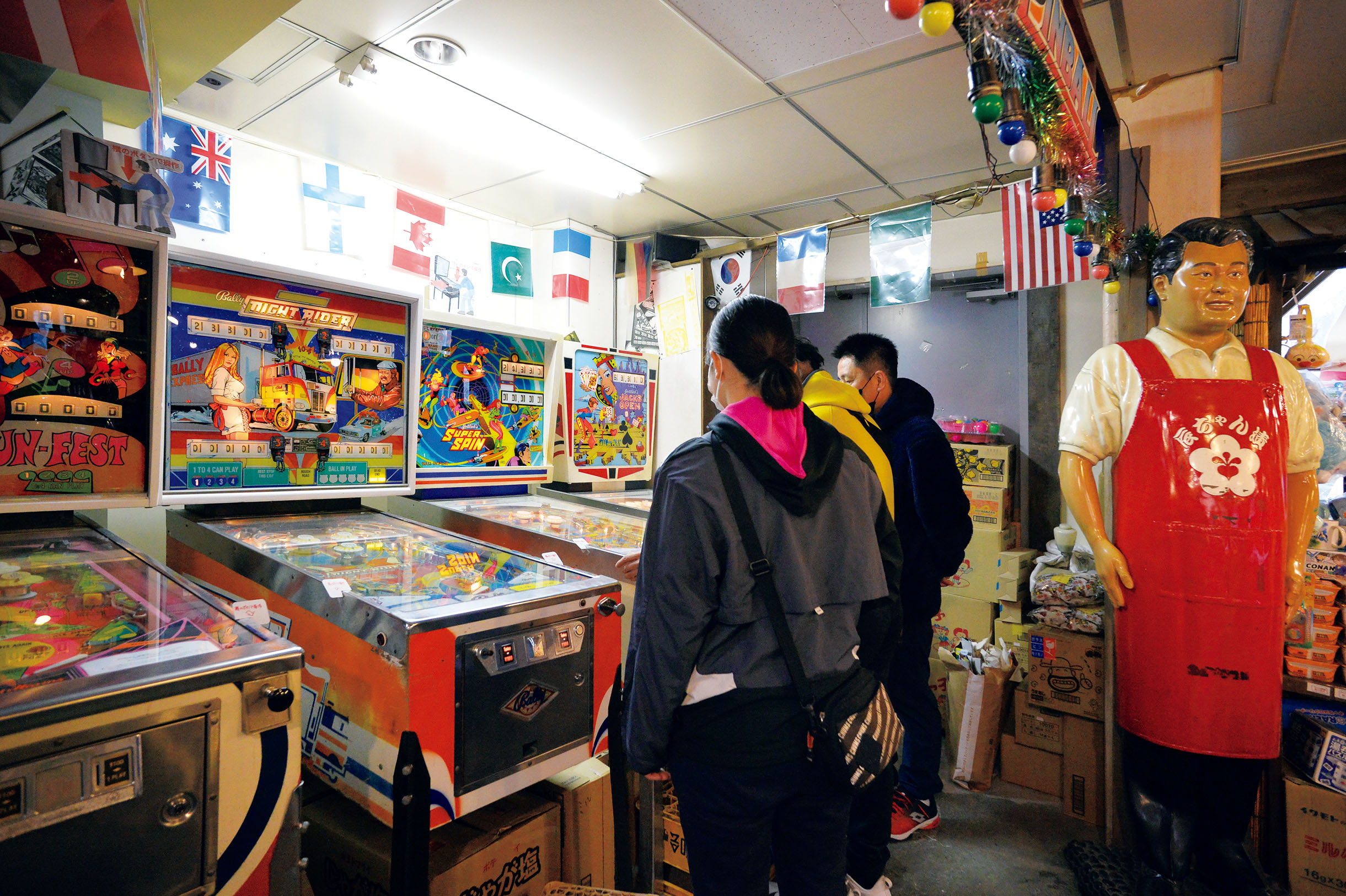 『柴又　ハイカラ横丁』店の奥にはピンボールと「ゼビウス」ほか現役のテーブル筐体で遊べる。