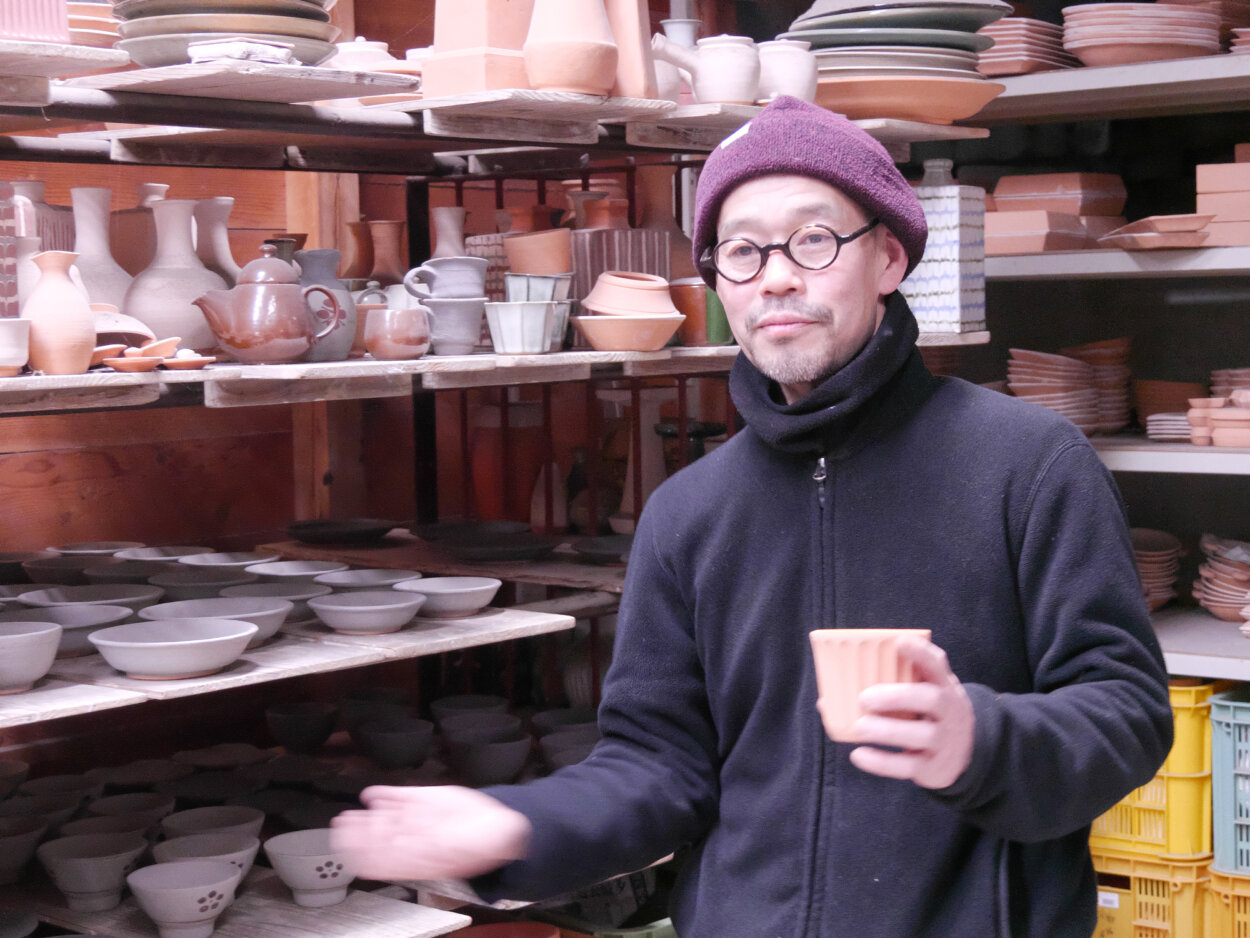 『袖師窯』五代目・尾野友彦代表。140年続く窯の伝統を守りつつ、現代の生活様式に求められる新たな民藝陶器をスタイルを生み続けている