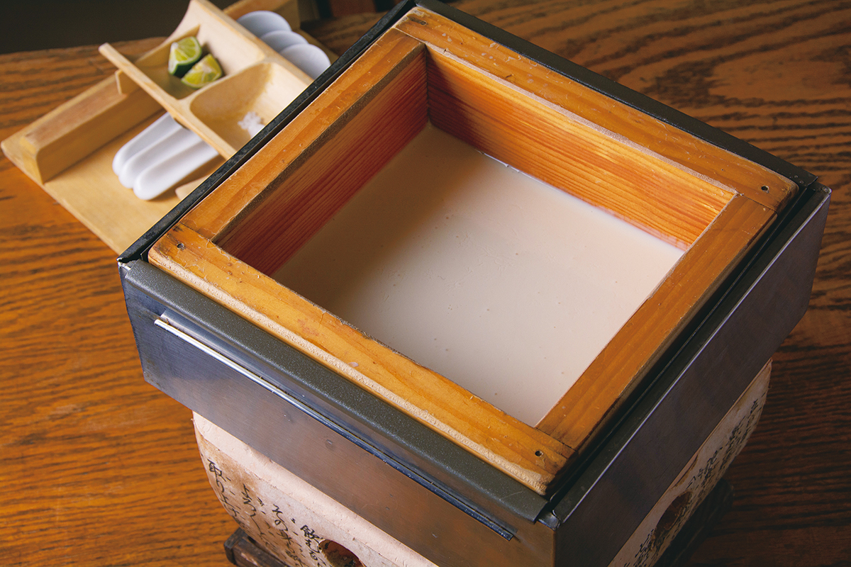 空野豆腐 1200円（2人前）<br />
そのままを味わってから、添えられたスダチ、粗塩、ダシ醤油で味変を