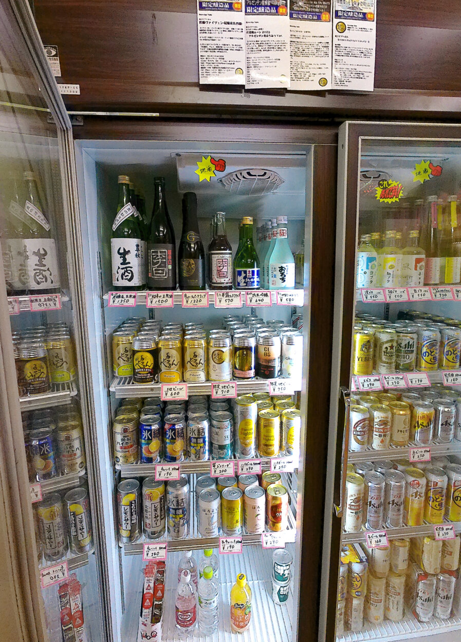 店内の冷蔵庫。上段に揃ってますよ、『李白酒造』の銘酒たち！