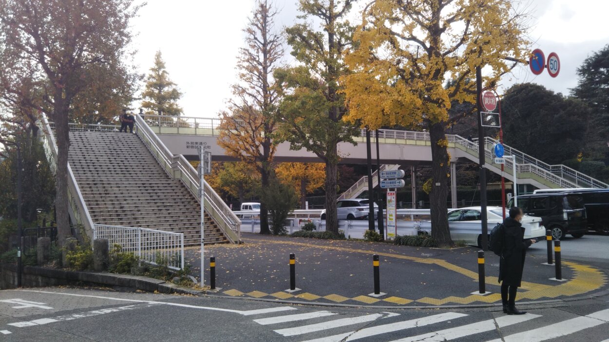 信濃町駅前の歩道橋