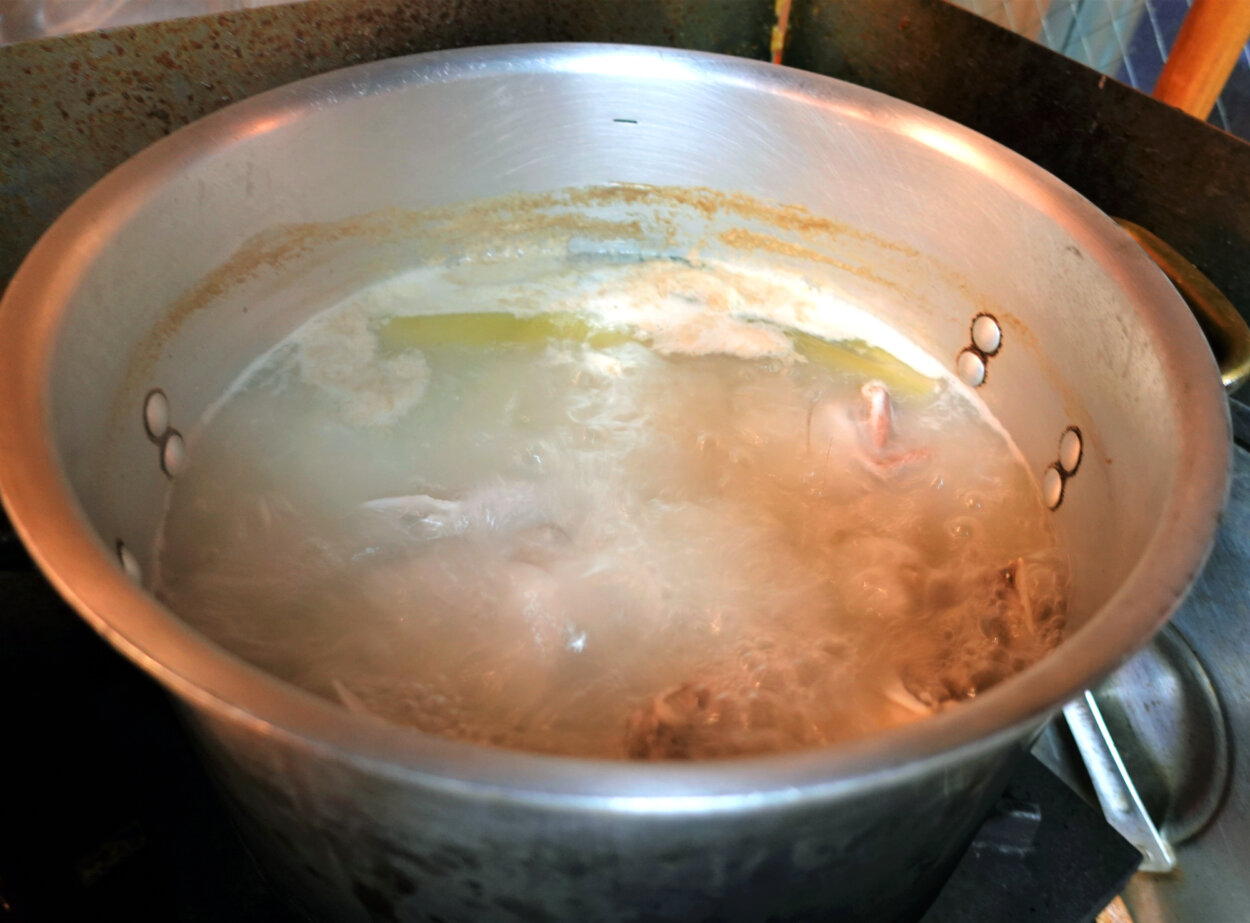 マダイの頭を白濁状態になるまで煮て、ダシを作る