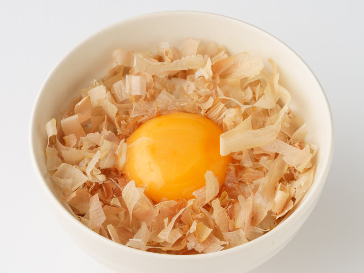 卵黄と混ぜていただく「かつおぶしごはん」（プラス200円、通常は320円）