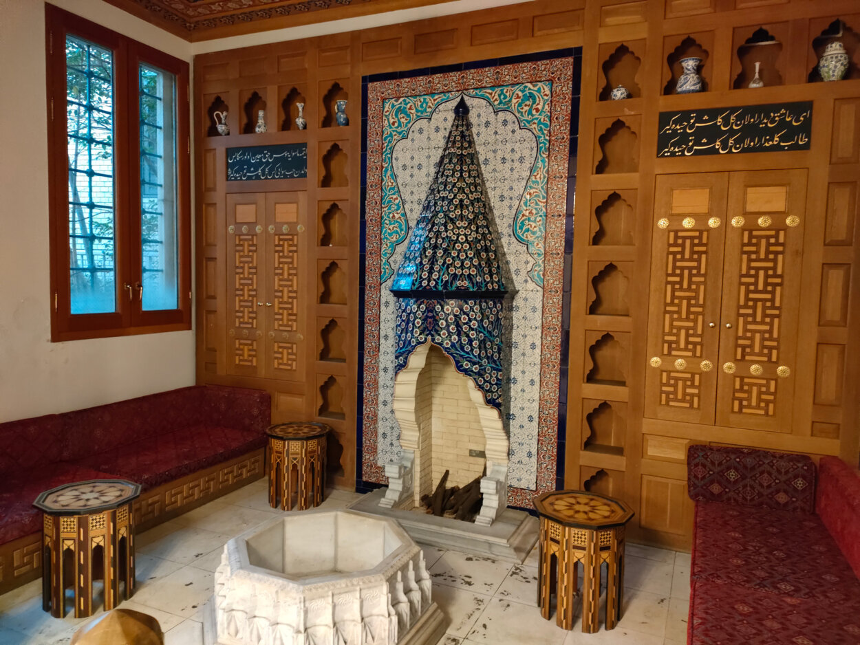 再現されたトルコの古民家の応接室