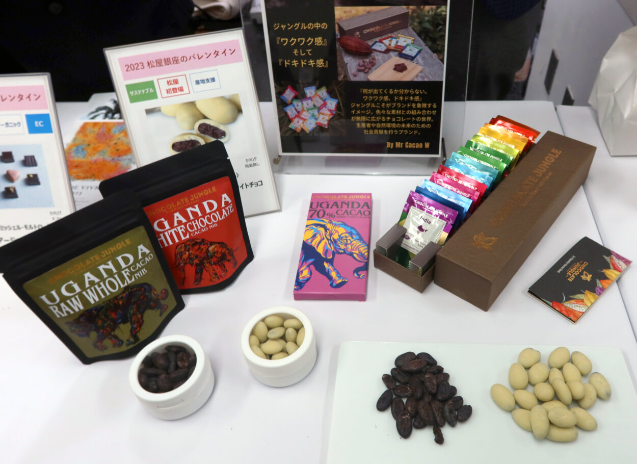 『チョコレートジャングル』は14カ国のチョコレートの食べ比べセット「テイスティングボックス」（5g×14枚3024円）に加え、生のカカオの販売も予定している