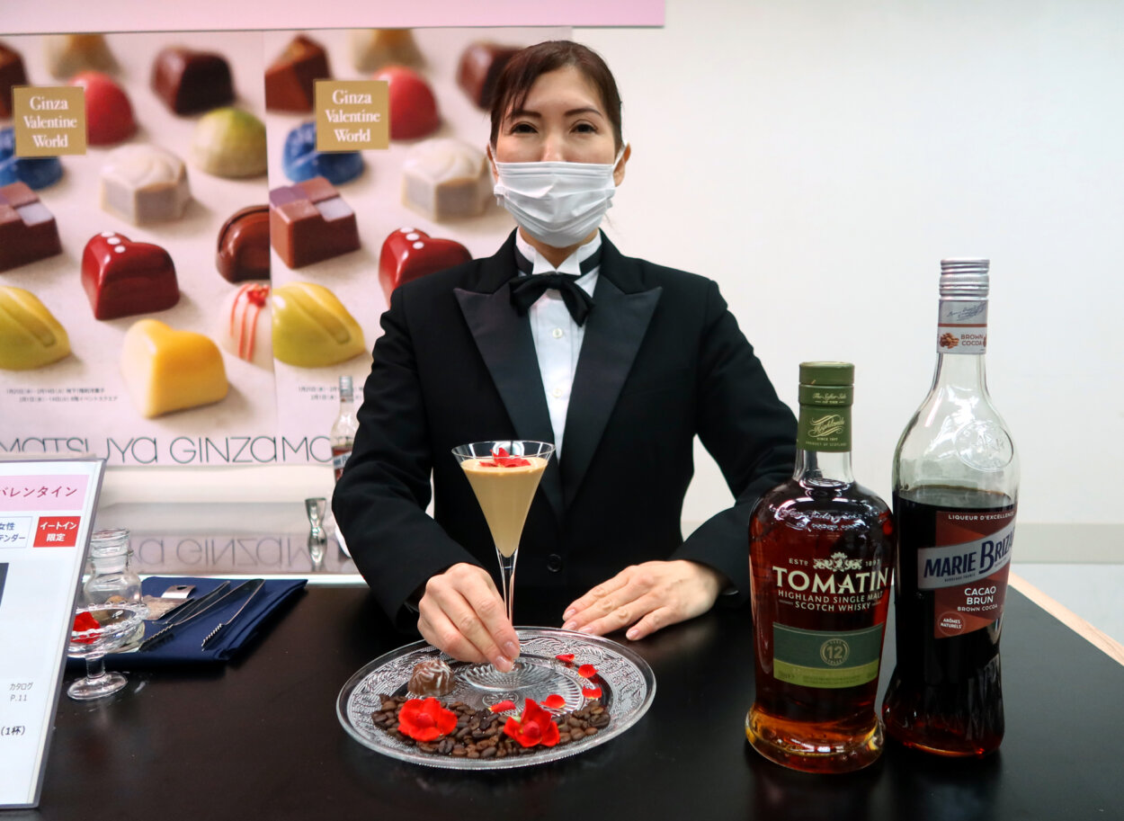 『Bar Noa Ginza』の平山梨紗子さん。チョコをかじってからカクテルをいただくと、トリュフとコーヒー、それぞれの香りが増幅する。ほかにも数種類のカクテル等を提供予定