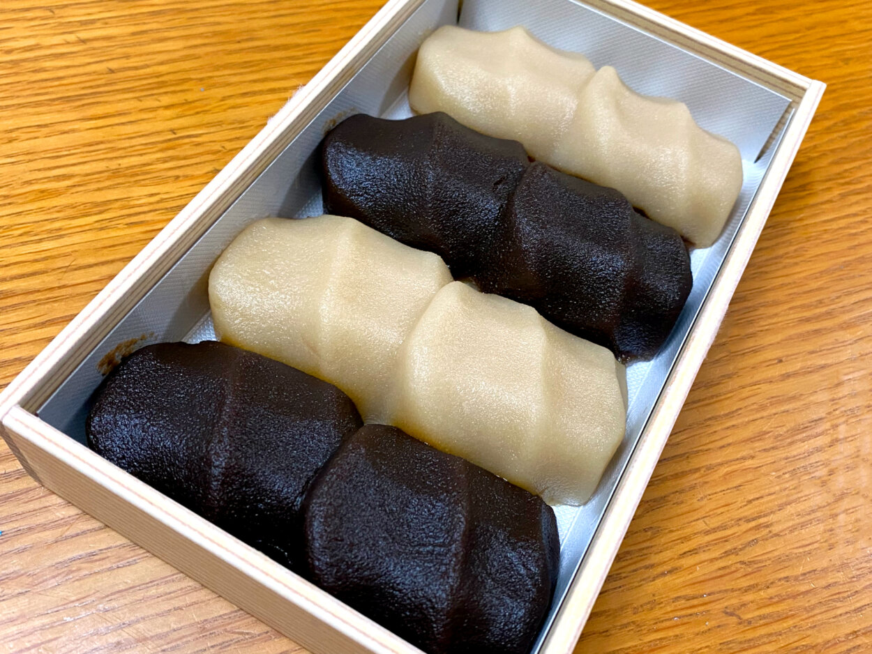 「白餅黒餅」8個入（白餅4個、黒餅4個）1000円