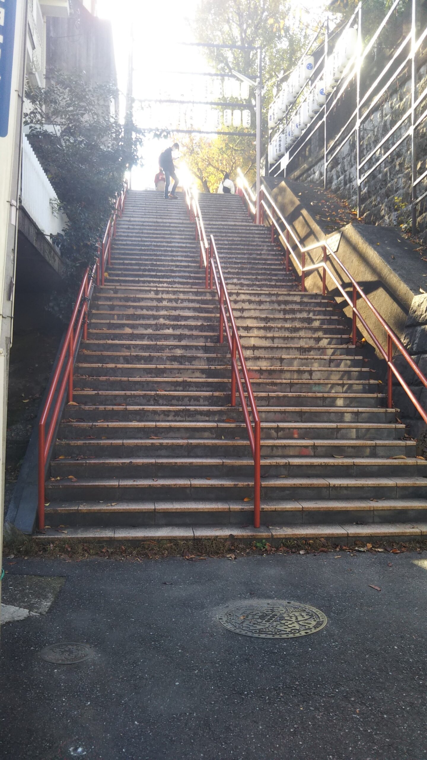 須賀神社前の階段