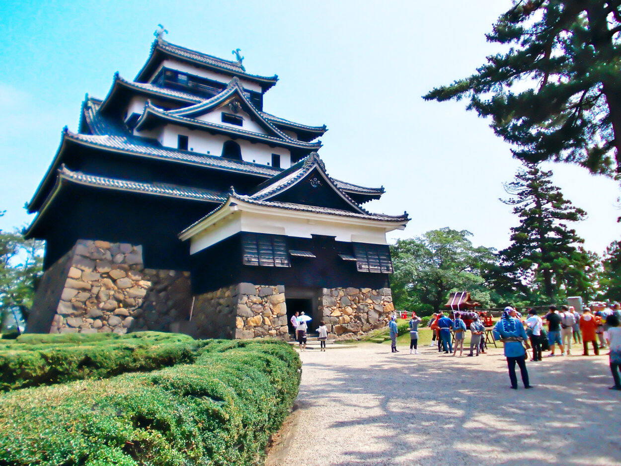 国宝に指定されている天守（国宝指定のお城って、実は日本では他に4城しかないんですよ！）もさることながら、野面積みの荒々しい石垣も歴史好きならグッとくる！