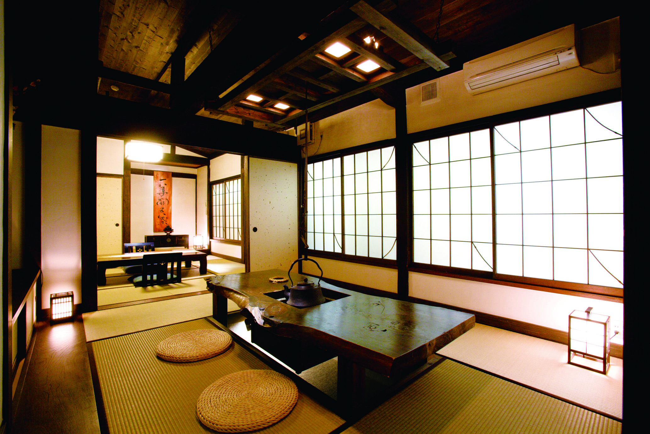 『和の匠 花暖簾』日本の伝統美を感じる囲炉裏のテーブルでゆったりと食事をいただける和室「山吹」。