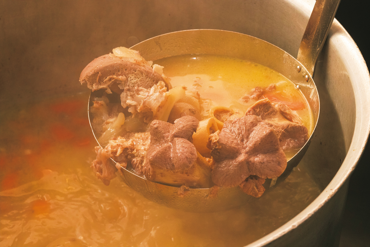 『東京らっきょブラザーズ』たっぷりの素材を1日かけてグツグツ煮込んで漉す。無添加の深いスープ