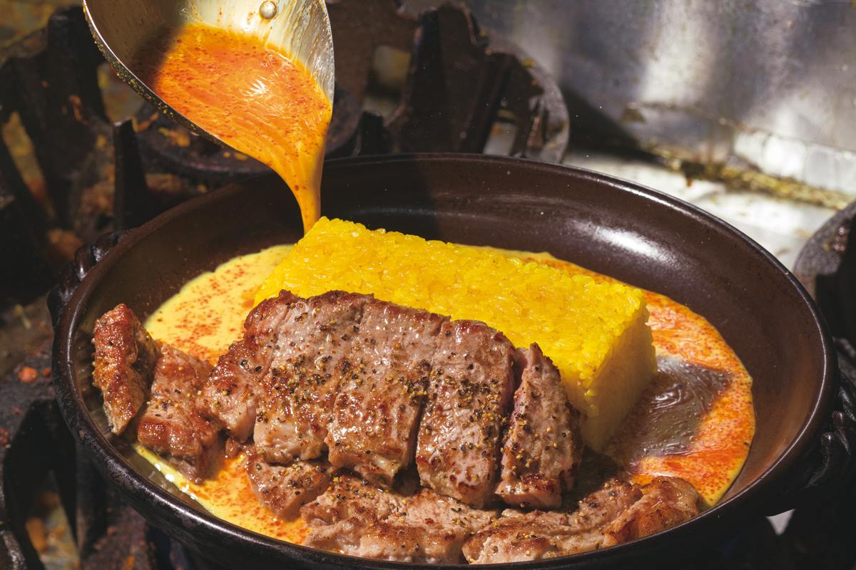 『Rスリランカ　TOKYO』厚みのある肉は丁寧な筋切りで柔らか。旨みがカレーに移ってさらに旨し