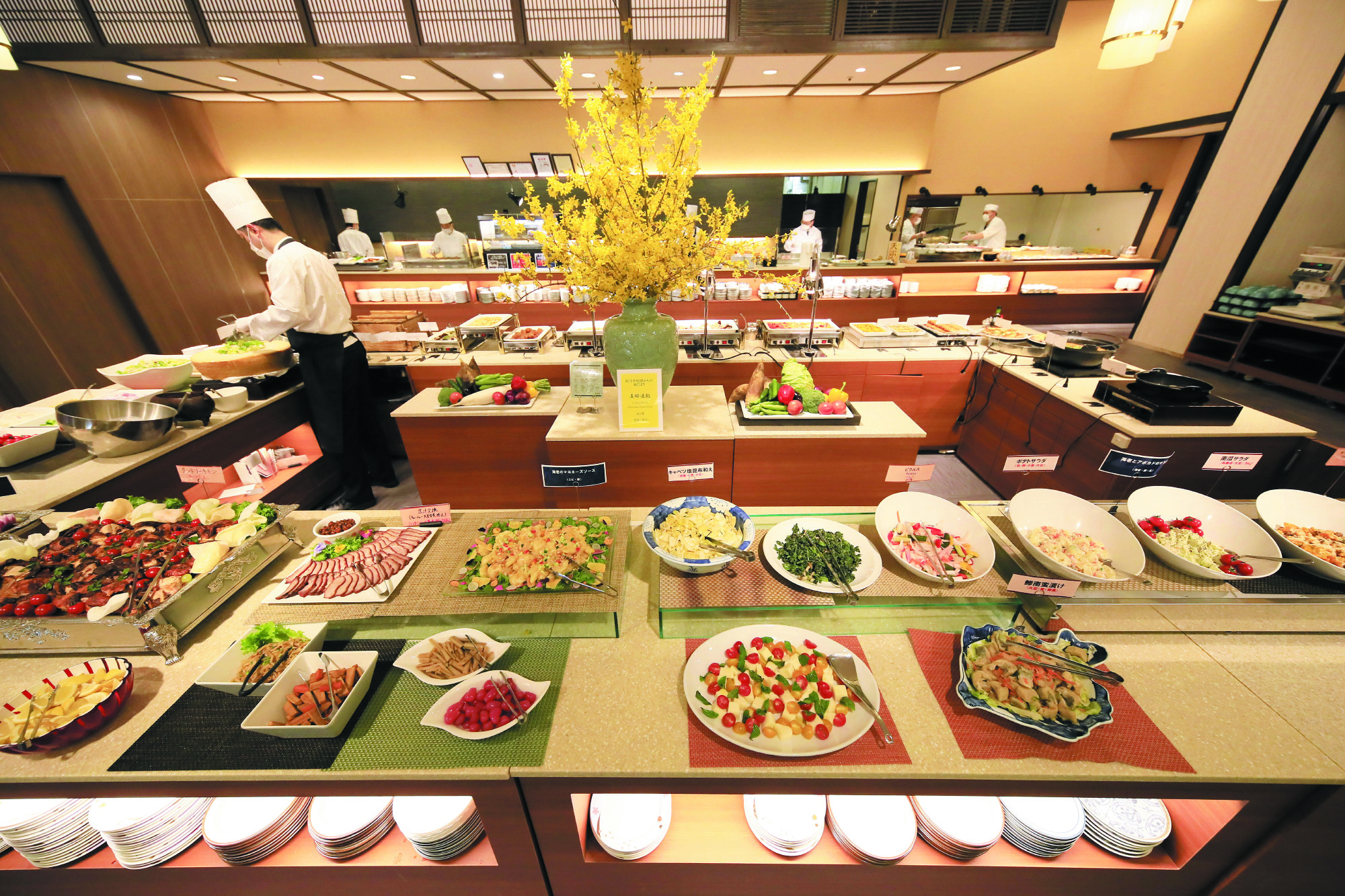 『源泉湯の宿 松乃井』「選地鮮食」をテーマにメニューが並ぶビュッフェ会場で、作りたての料理を満喫。