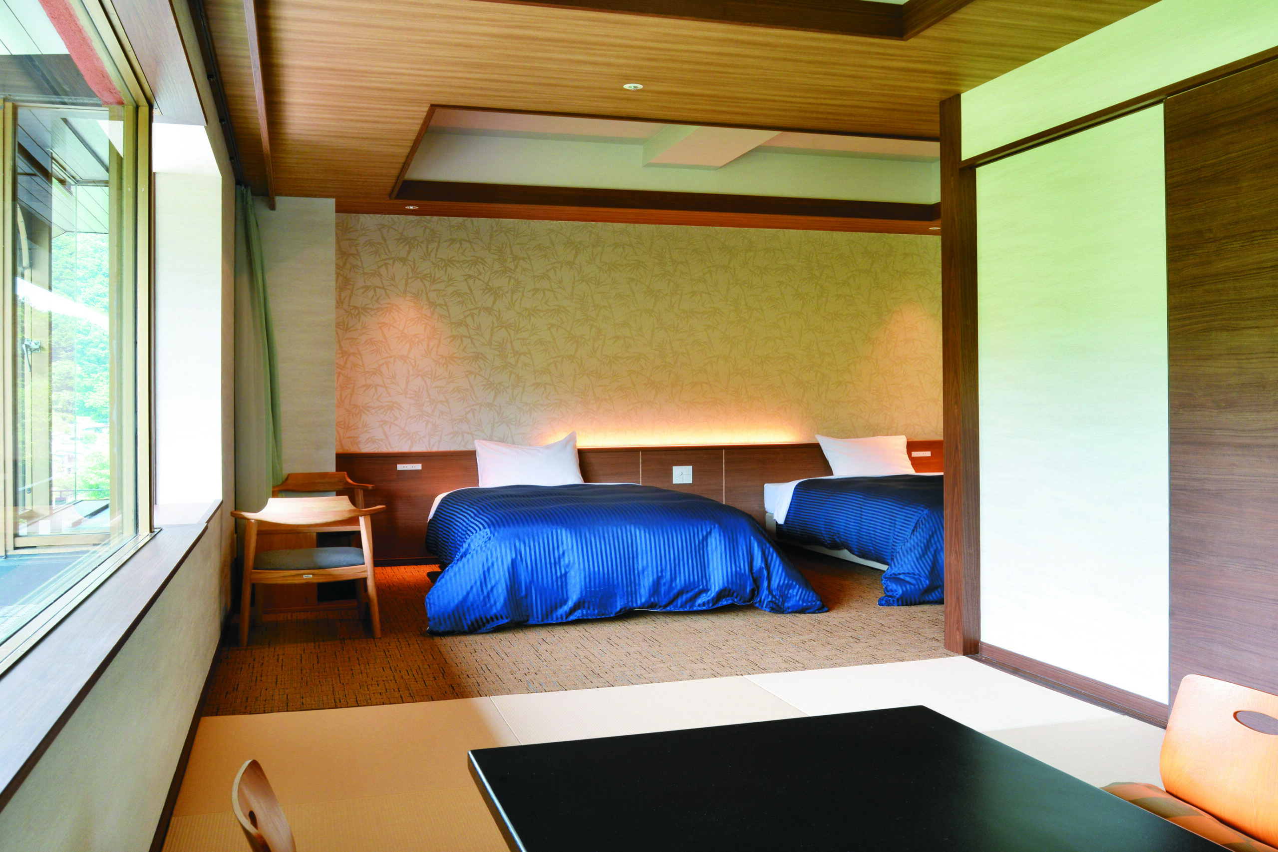 『源泉湯の宿 松乃井』人気のデラックススイート客室の一例。客室は多彩なタイプから選択。