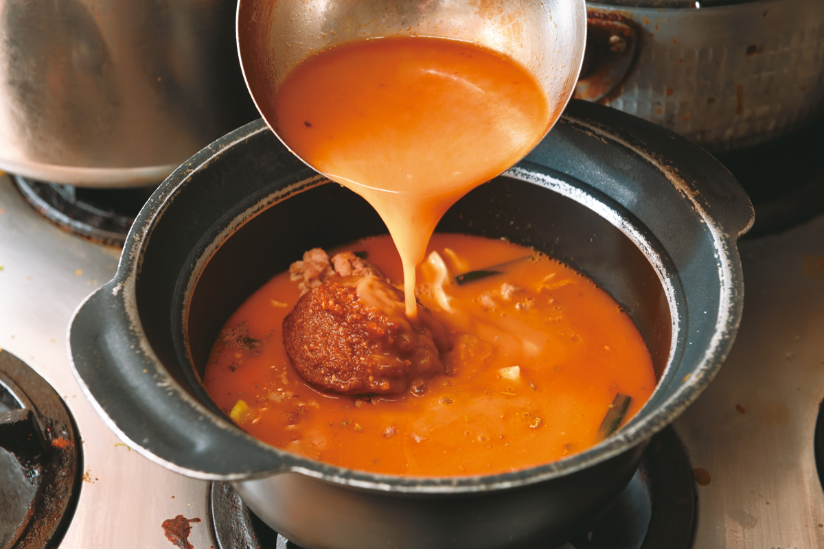 『スープカリー　スパイス＆ミル』スパイスを効かせたスープに注文を受けた後、味噌を溶かし入れ、香り高く仕上げている