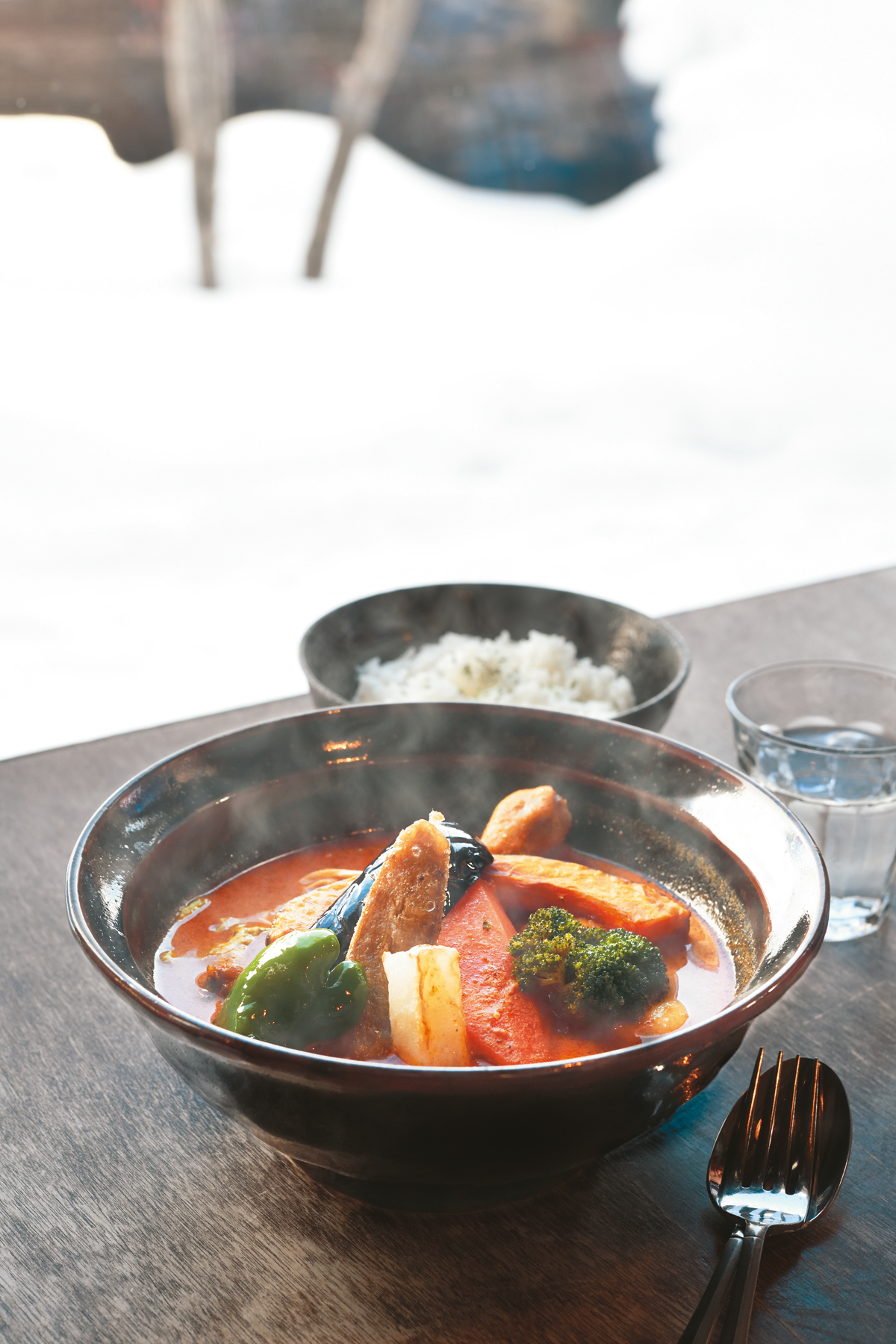 『スープカリー　エソラ』チキン野菜カリー　1350円　スープは「ヒマワリ」をチョイス（＋150円）。リッチなコクの中にもキレのあるスパイス感が光る