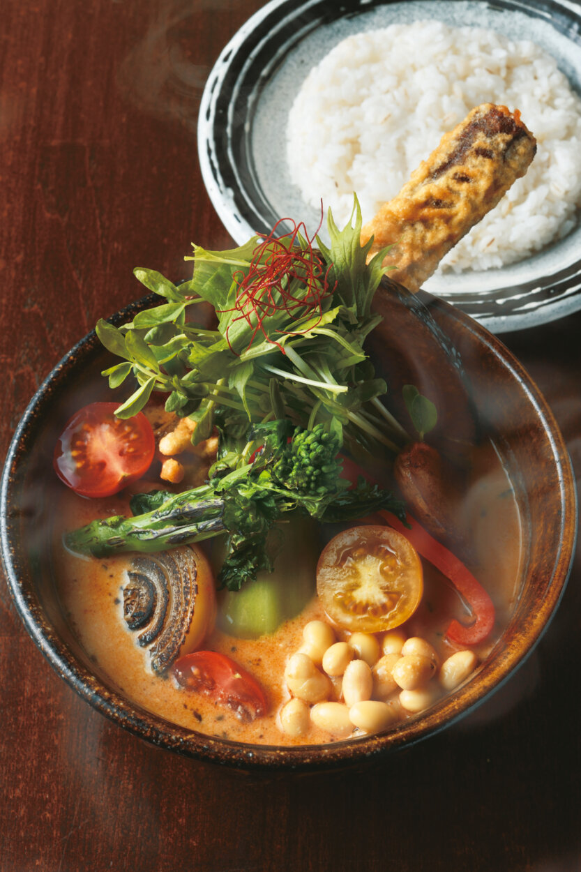 『スープカレー　ソウルストア』季節の旬菜カリー　1400円　スープにも野菜の風味が加わってさらにコクや深みを増す
