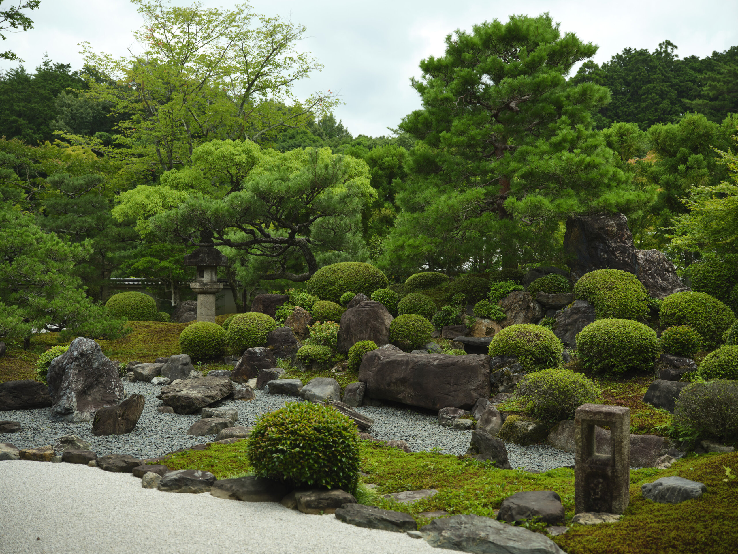 かつては「寺町二条の妙満寺」の呼び名通り京都中心部にあったが、1968（昭和43）年に、岩倉に移転。塔頭・成就院にあった庭の石組はそのまま本坊に移され、2022年に大規模改修を終えた