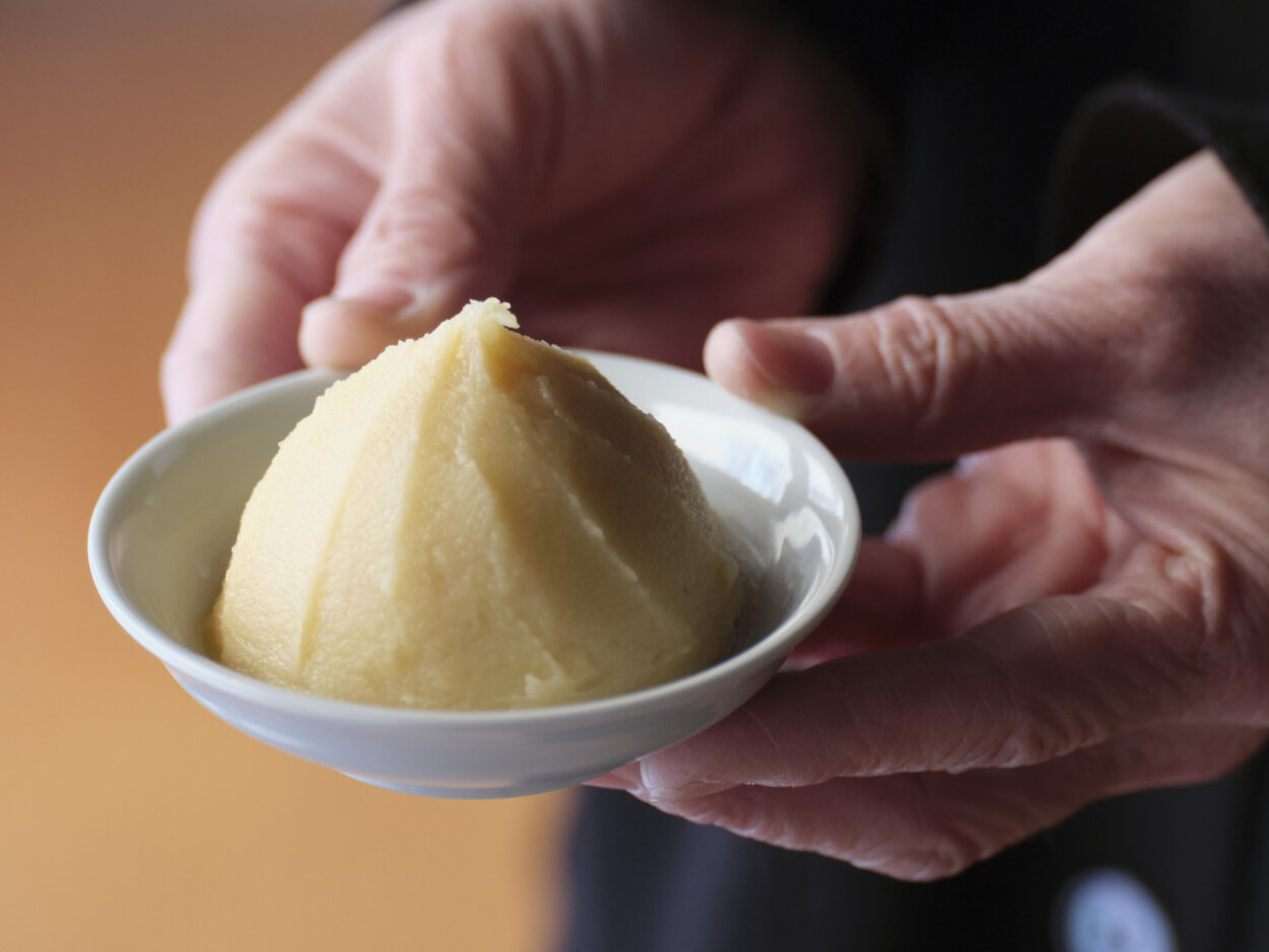 白味噌は長期保存には向かず、「西京白味噌」の賞味期限は通常3～6カ月程度。冷凍が可能なので開封したら半分くらい冷凍しておくと色や風味が保たれる