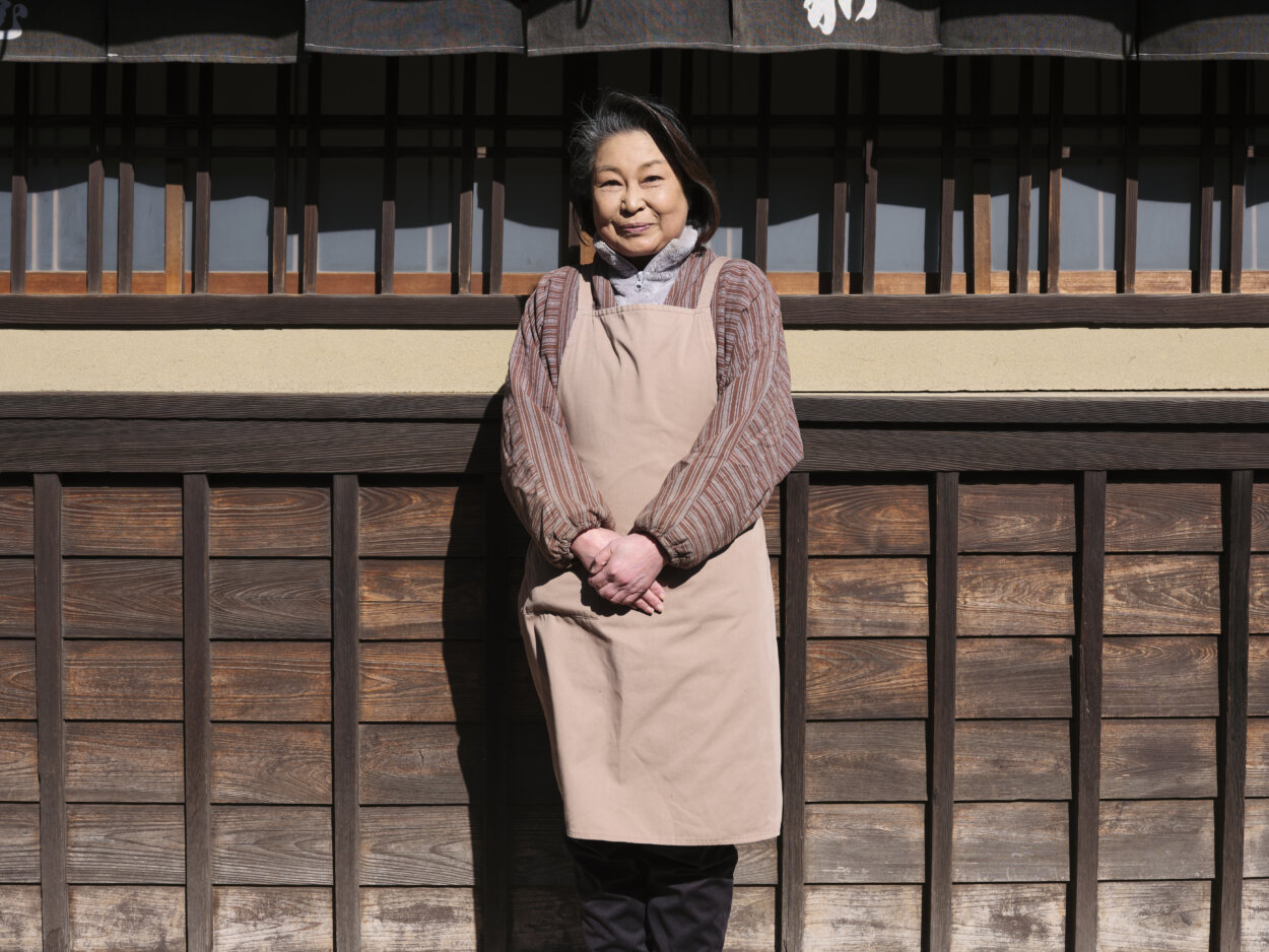 25代目の女将・長谷川奈生さん。今宮神社の参道にある店を代々守り、店先であぶり餅を焼いてきた